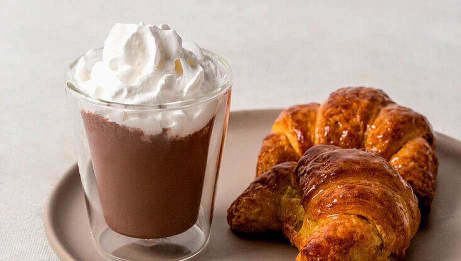 13493396-hot-chocolate-with-croissants.jpg